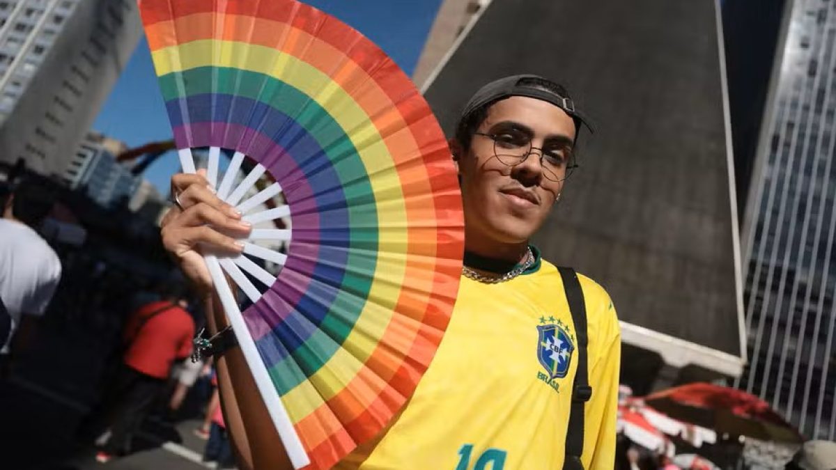 Parada LGBT+ de SP adota verde e amarelo em ato político para eleições de 2026