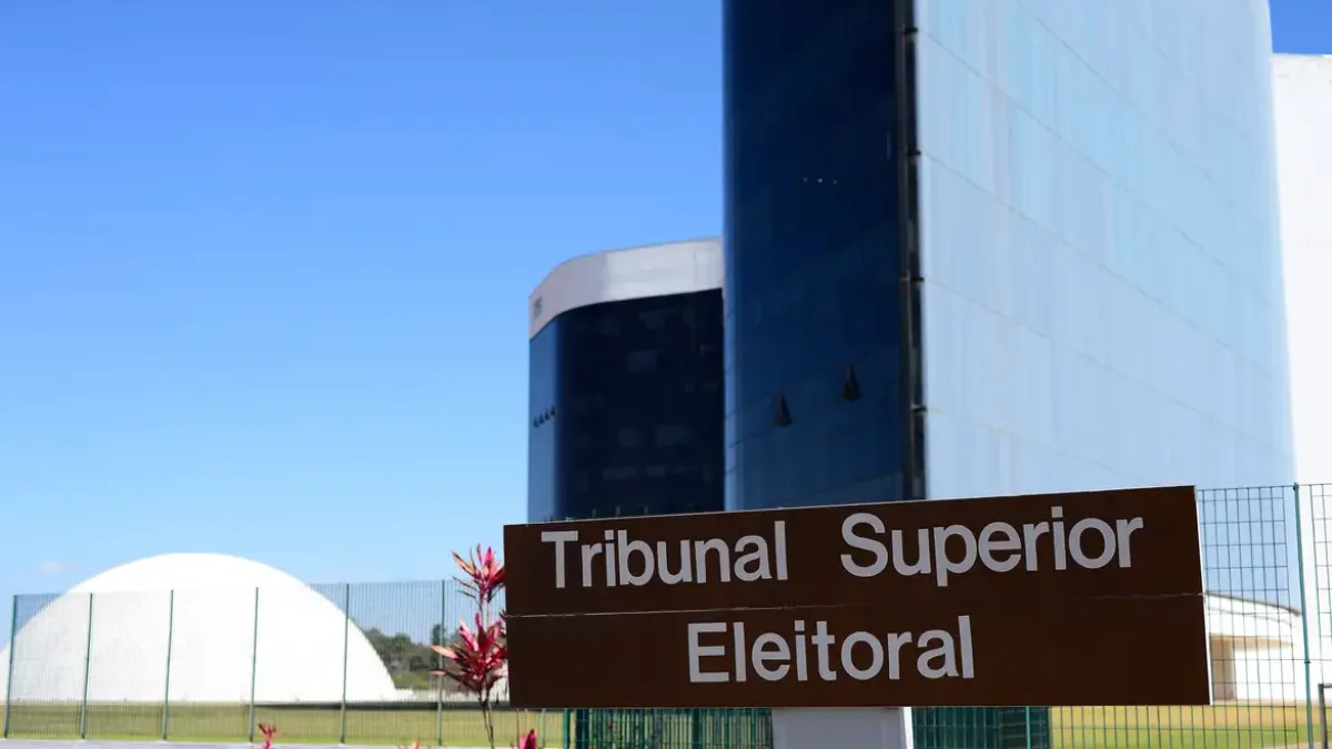Pedido de vista suspende julgamento de censura a pesquisa que mostrou queda de Flávio Bolsonaro