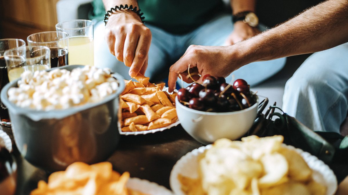 O sódio que você não vê: pesquisa revela ranking de alimentos com maior teor e traz alertas sobre os rótulos