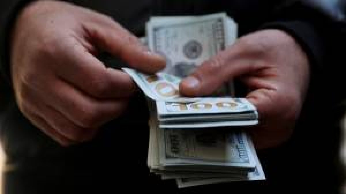 Dólar hoje opera quase estável com inflação no Brasil e projeções do BC