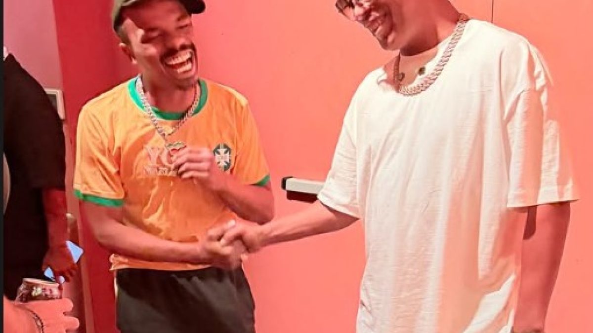 Ronaldinho Gaúcho visita exposição em Nova York e encontra neto de Bob Marley