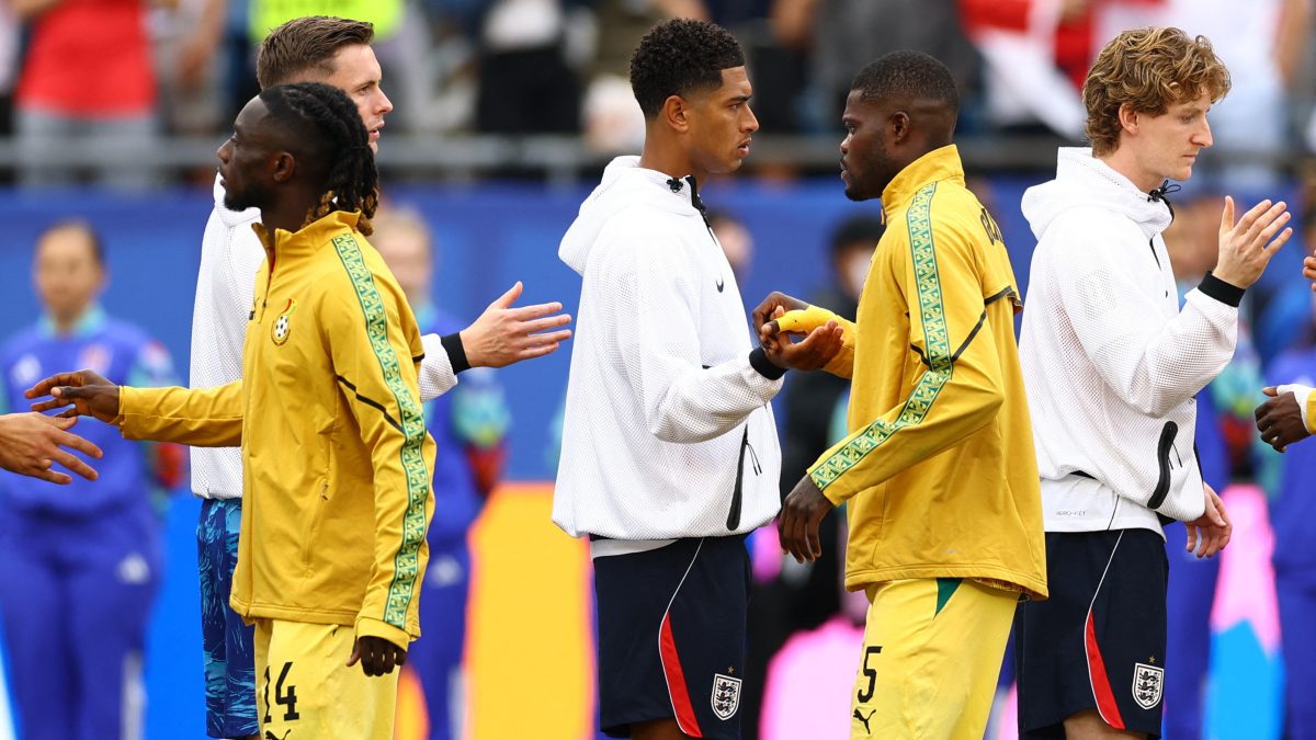 Mascarado? Saiba por que jogador da Inglaterra que não cumprimentou Partey usa proteção no rosto