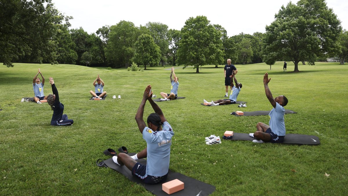 Astro da seleção da Inglaterra tenta driblar o calor após o treino e ganha massagem de companheiro; assista
