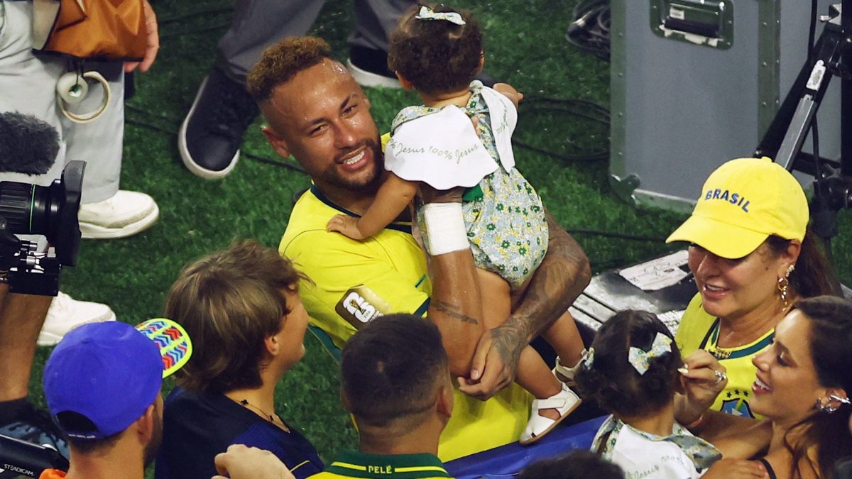 Neymar beija a esposa e abraça os filhos em campo após estreia na Copa do Mundo de 2026