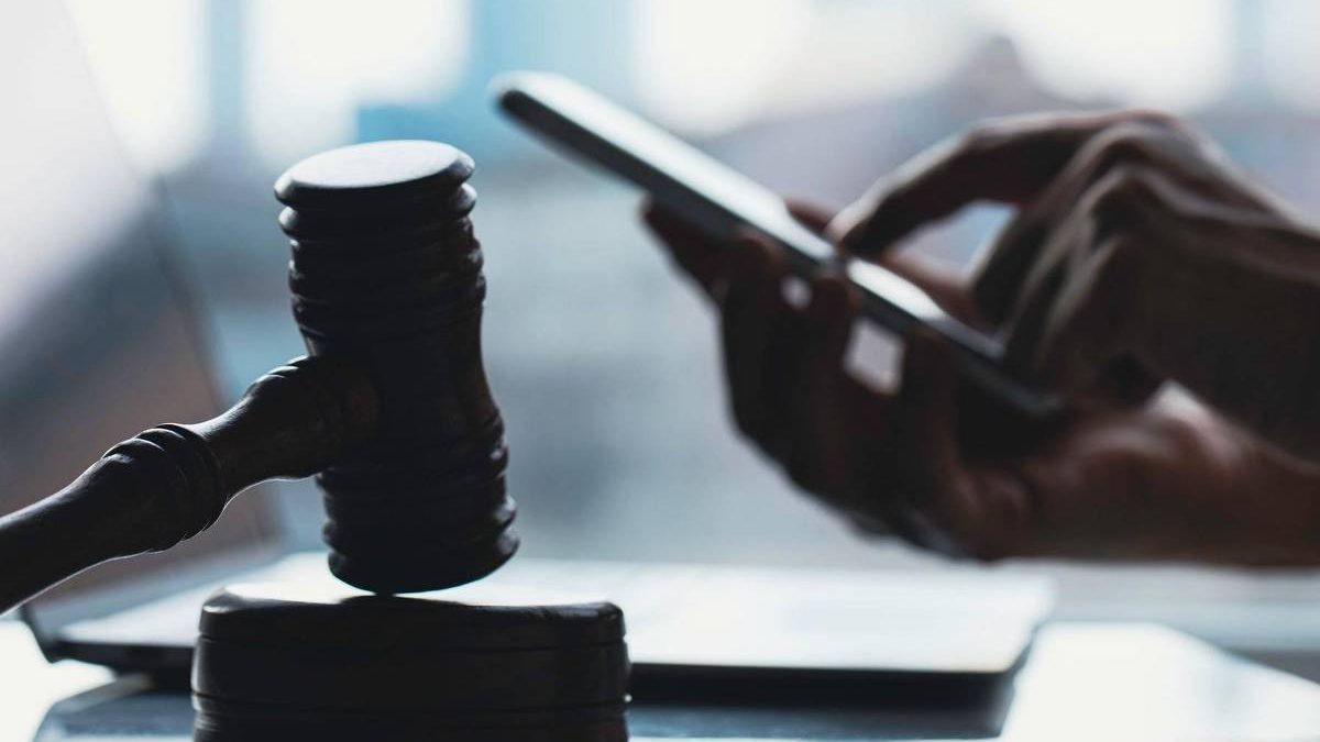 Comandos ocultos em fonte branca tentam manipular IA em tribunais brasileiros