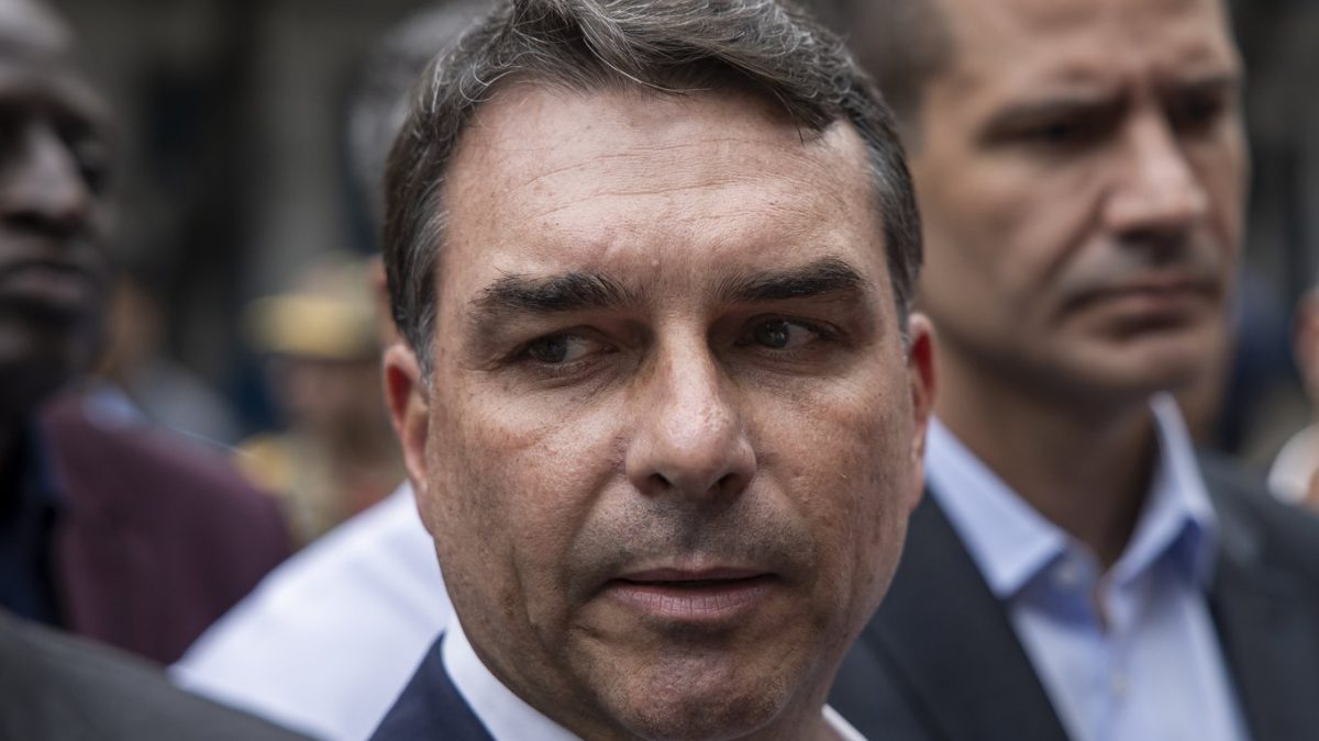 Flávio Bolsonaro mente sobre relação com banqueiro Daniel Vorcaro e visita banqueiro preso