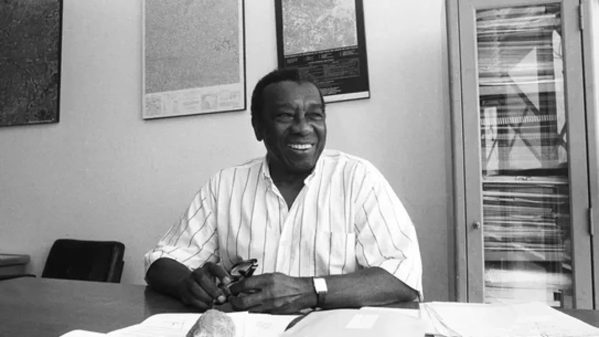 Centenário de Milton Santos revela pensamento que antecipou o caos urbano e digital