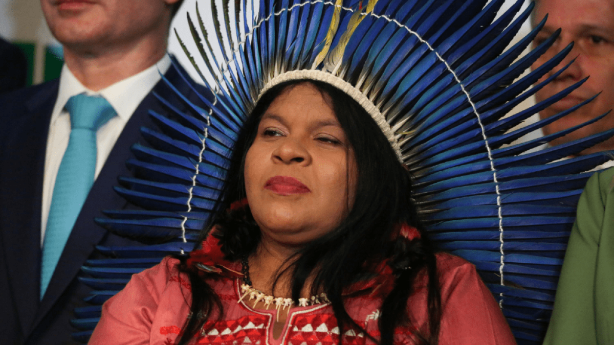 Sônia Guajajara chama Flávio Bolsonaro de 'aprendiz de presidente' e critica grupo político