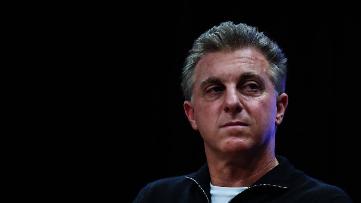 Após criticar Bolsa Família, Luciano Huck exibe jantar de R$ 3 mil em Paris