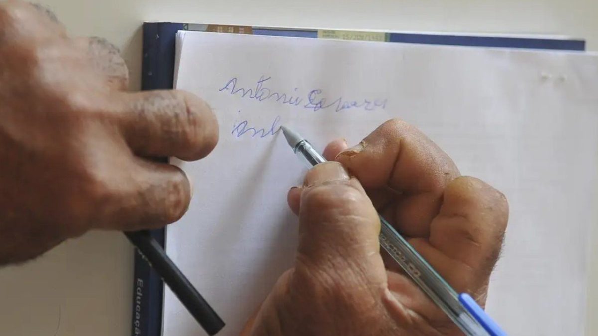 Analfabetismo cai para 4,9% no Brasil em 2025, menor taxa histórica da pesquisa do IBGE