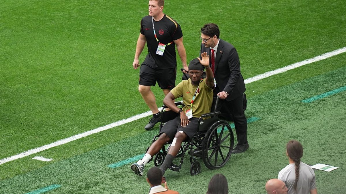 Jogador cortado do Canadá vai a campo de cadeira de rodas e é aplaudido