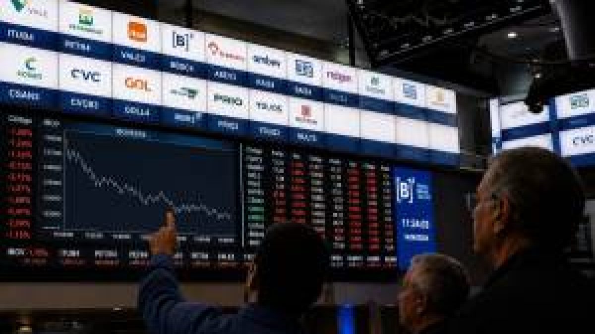Ibovespa tenta reação após oito semanas de baixa; dólar e Nasdaq pressionam