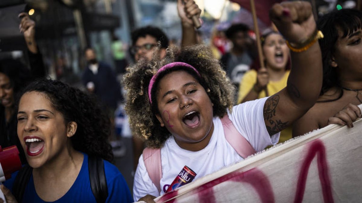 Bancada cristã trava projeto contra misoginia e quer proteger discurso de submissão da mulher
