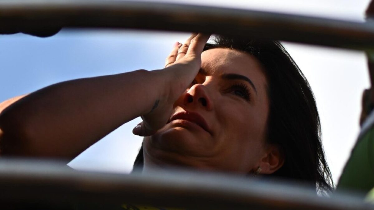 Michelle volta atrás e nega briga com Flávio Bolsonaro