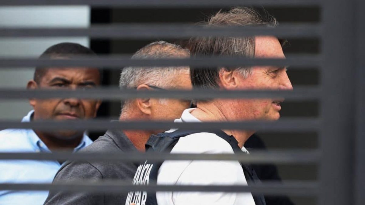 Defesa de Bolsonaro admite manuseio de arma; deputado pede volta à prisão