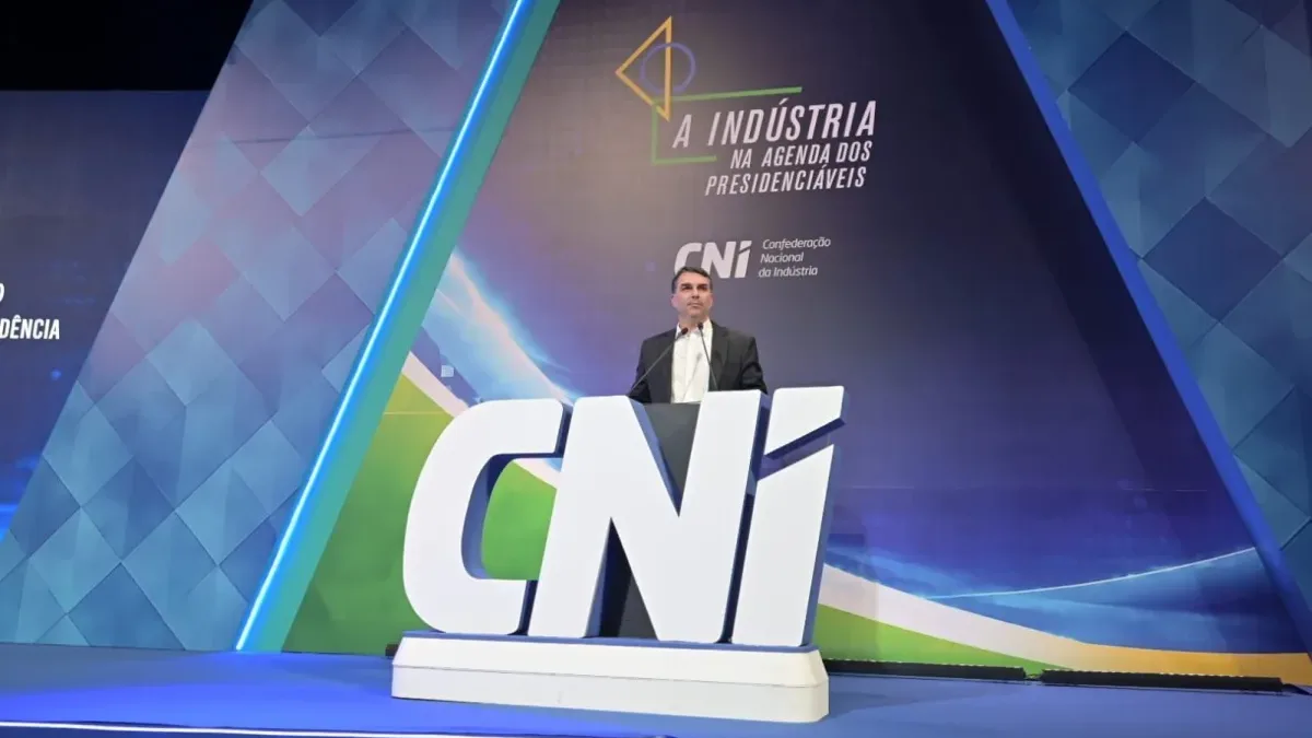 Flávio Bolsonaro diz que STF interfere nas eleições e compara Corte a delegacia de polícia