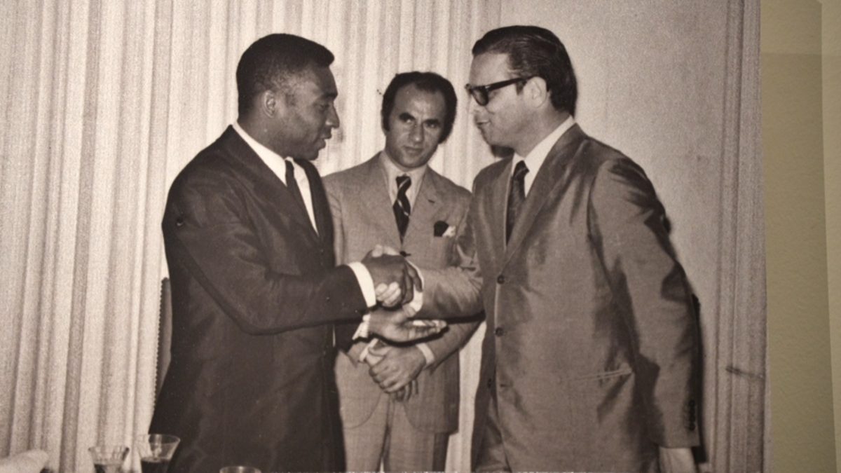 Exposição em Curitiba reúne imagens de Pelé e acervo raro do futebol paranaense; confira