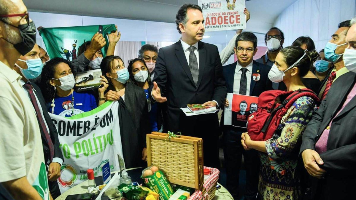 Nova lei de agrotóxicos concentra poder no Ministério da Agricultura e afrouxa controles