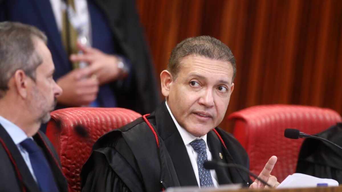 Nunes Marques suspende pesquisa que ligava Flávio Bolsonaro a Vorcaro