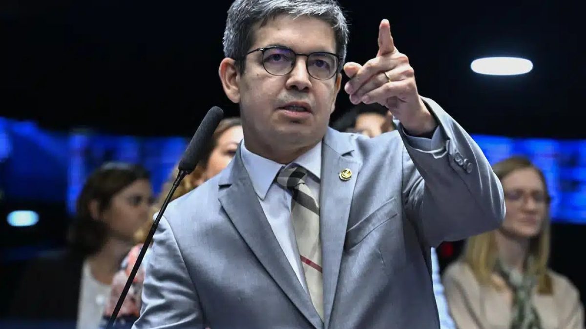 Randolfe aposta em votação do fim da escala 6x1 no Senado antes do recesso