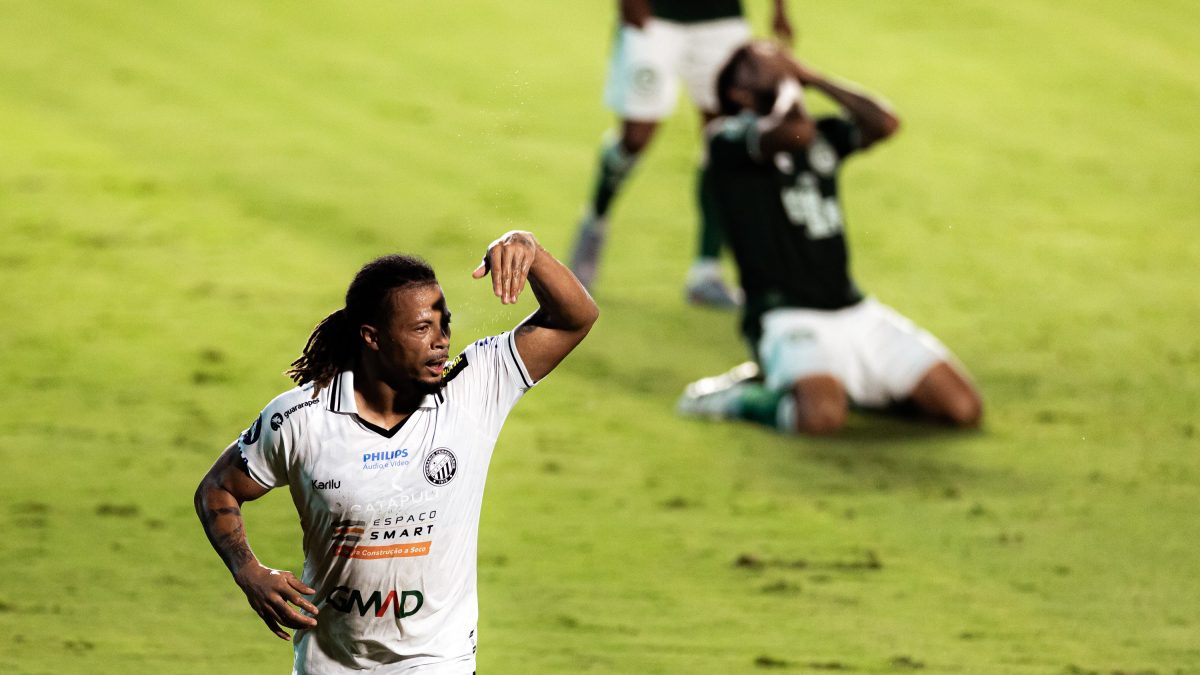 Atacante de Cabo Verde brilha na Série B durante jogo da seleção na Copa e revela promessa de Vozinha