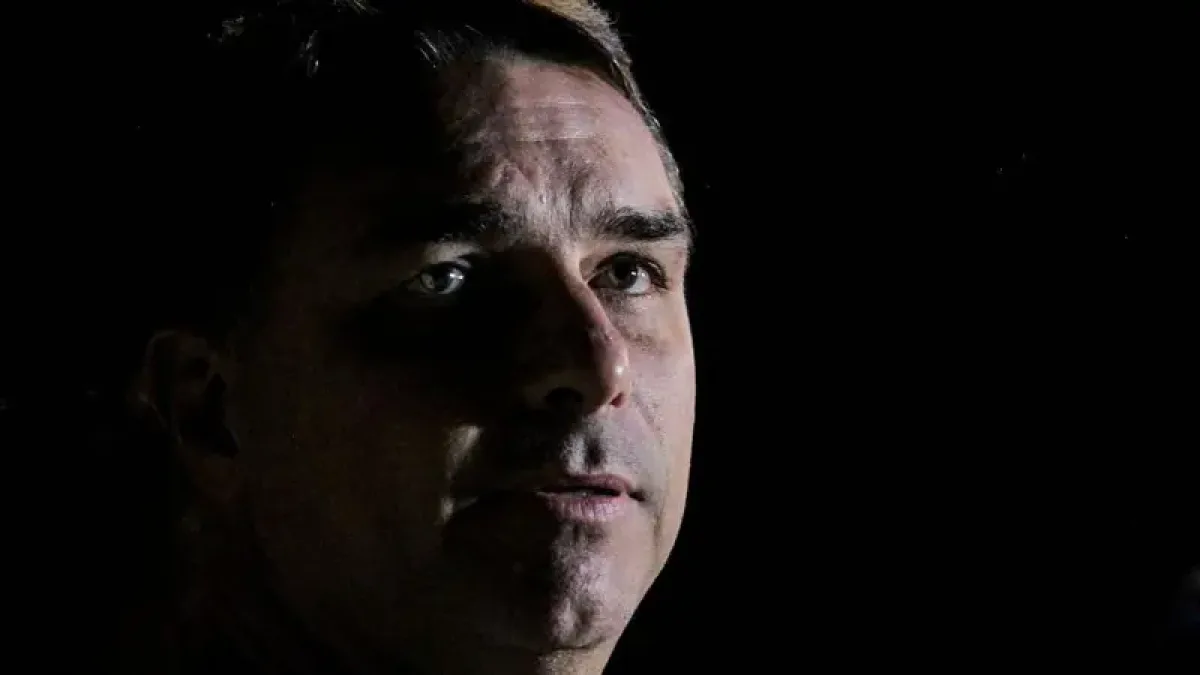 Procuradoria contraria Flávio Bolsonaro e pede liberação de pesquisa suspensa