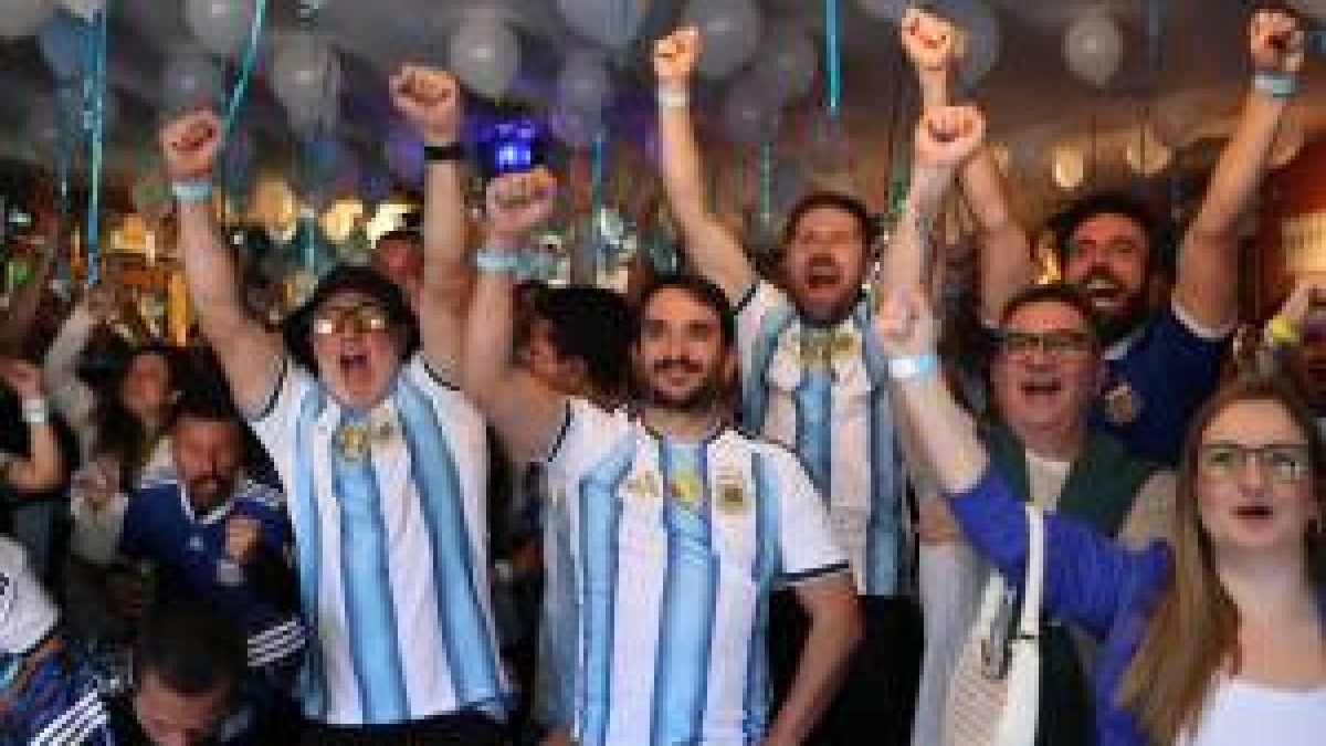 Brasileiros vestem azul e branco na Mooca para torcer por Messi na Copa