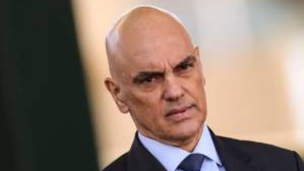 Moraes vê possível falta grave de Bolsonaro ao manter arma e pede parecer da PGR
