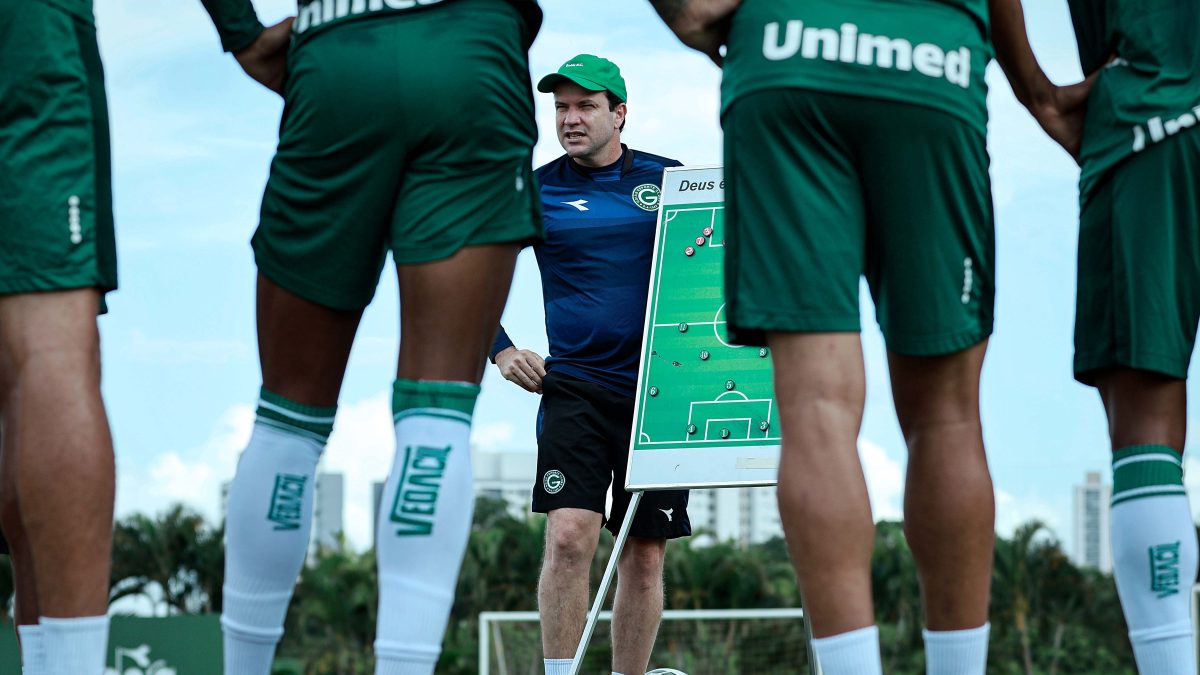 Jejum de vitórias aumenta pressão sobre Daniel Paulista, insatisfeito com problemas no Goiás