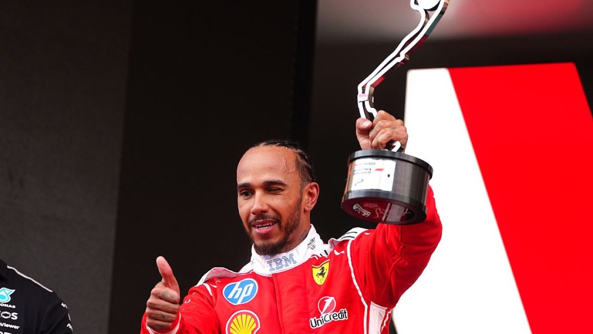 Hamilton iguala Senna em pódios em Mônaco e assume vice-liderança da F1 2026