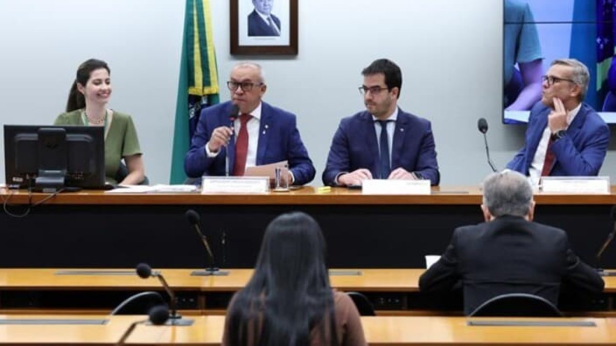 Projeto que amplia poder do BC e da Anatel contra bets avança na Câmara