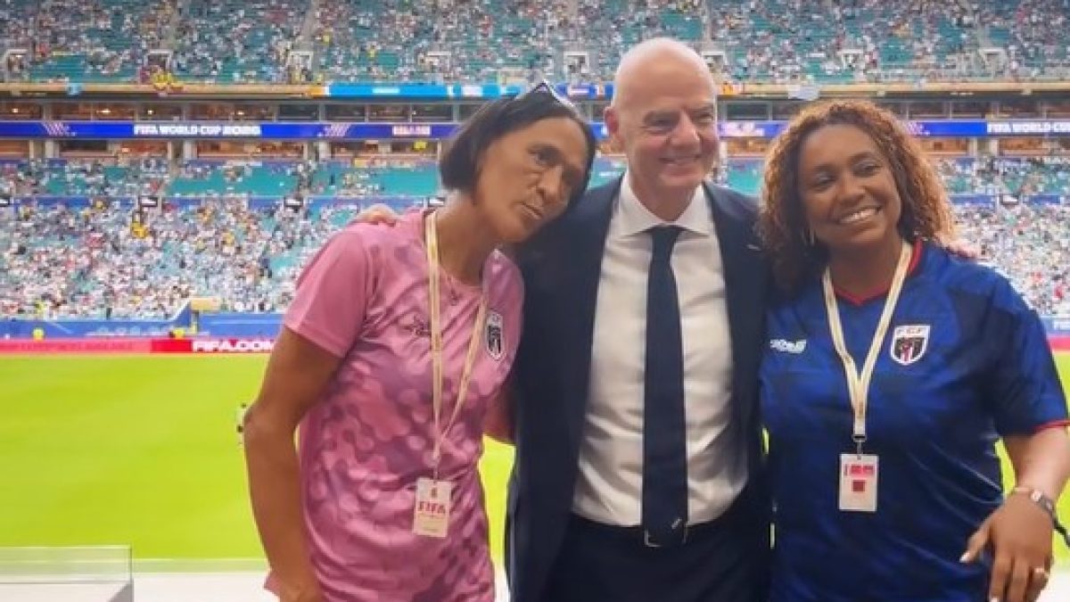 Presidente da Fifa encontra mãe de Vozinha em jogo de Cabo Verde na Copa: "Momento emocionante"