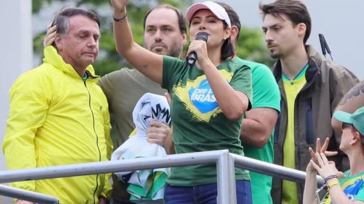Michelle assume tom de presidenciável e deixa Flávio sob pressão