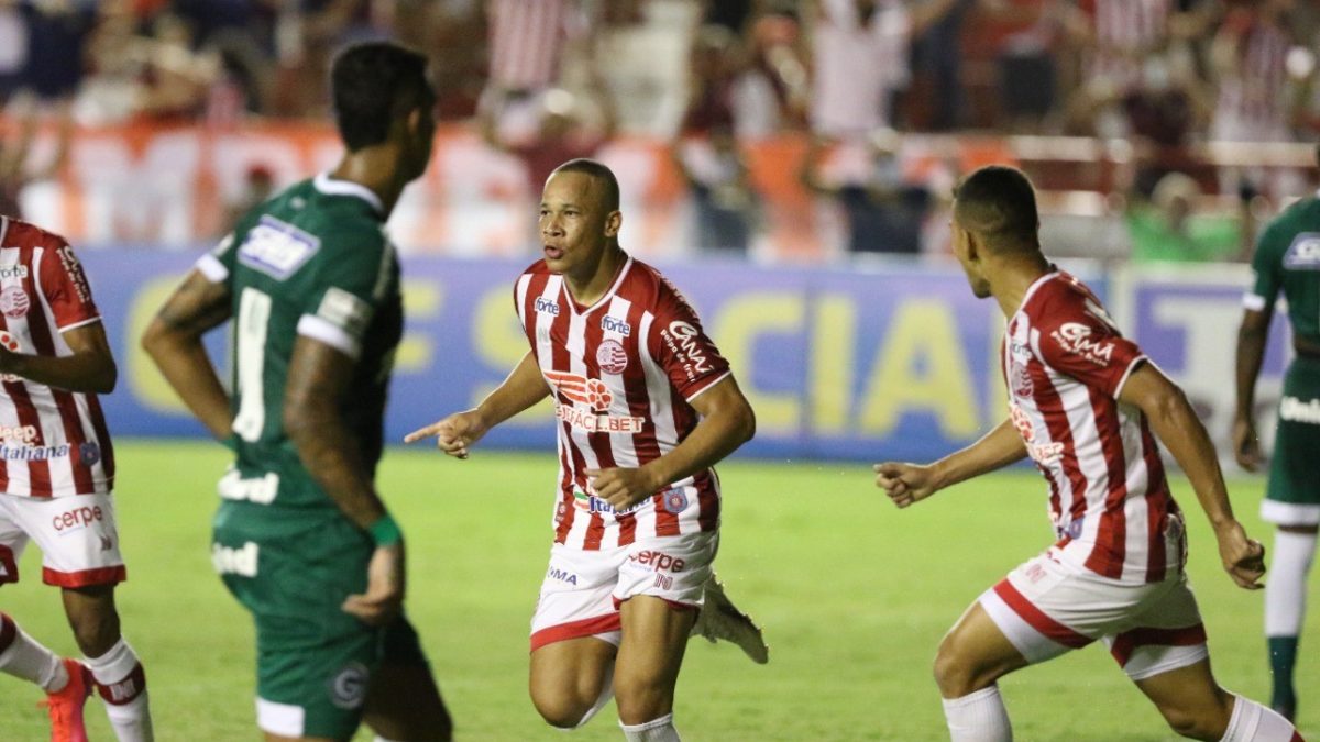 Últimas vitórias de Hélio dos Anjos sobre o Goiás têm selo do Náutico