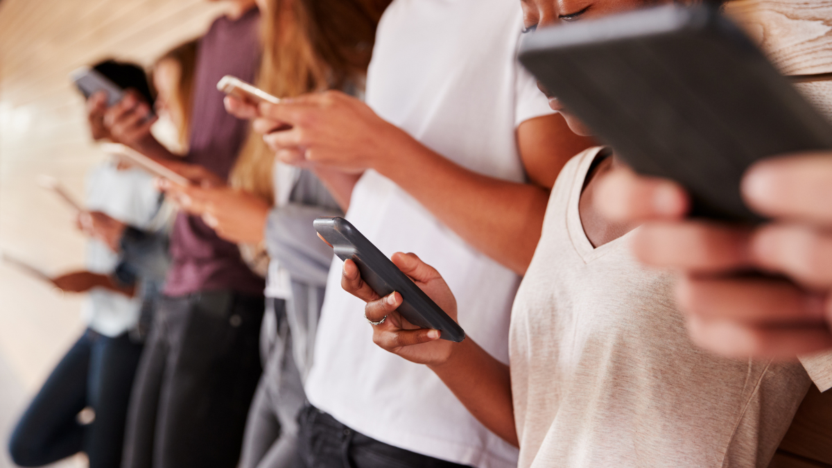 Reino Unido proíbe redes sociais para menores de 16 anos e aperta cerco a big techs