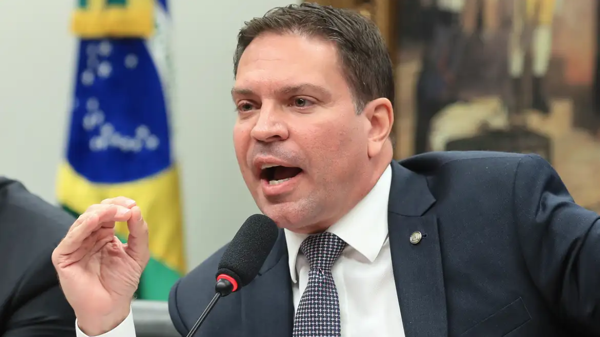 Foragido da Justiça brasileira, Alexandre Ramagem abriu empresa nos EUA