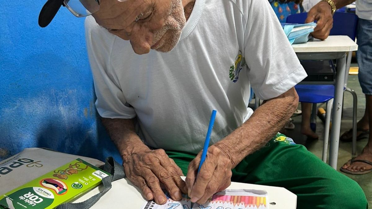 Aos 91 anos, piauiense volta à escola para aprender a ler e a escrever: “Queria ter tido essa chance antes”
