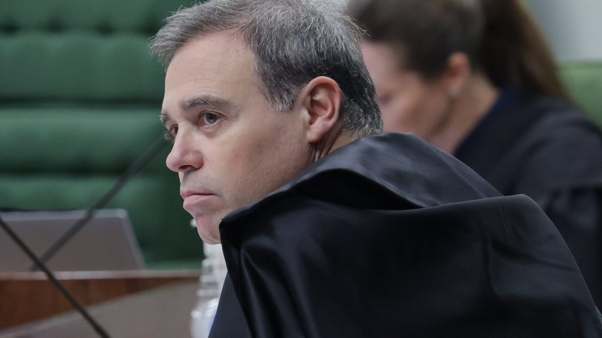 Decisão de André Mendonça sinaliza nova fase da guerra eleitoral entre Lula e Flávio