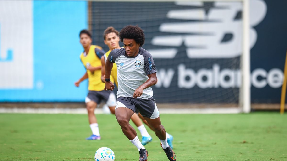 Willian nega ter pedido para deixar o Grêmio e afirma que fica até dezembro