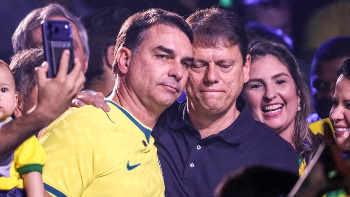 Ação na PGR vai pedir atuação “célere e contundente” de André Mendonça contra Flávio Bolsonaro no caso Master
