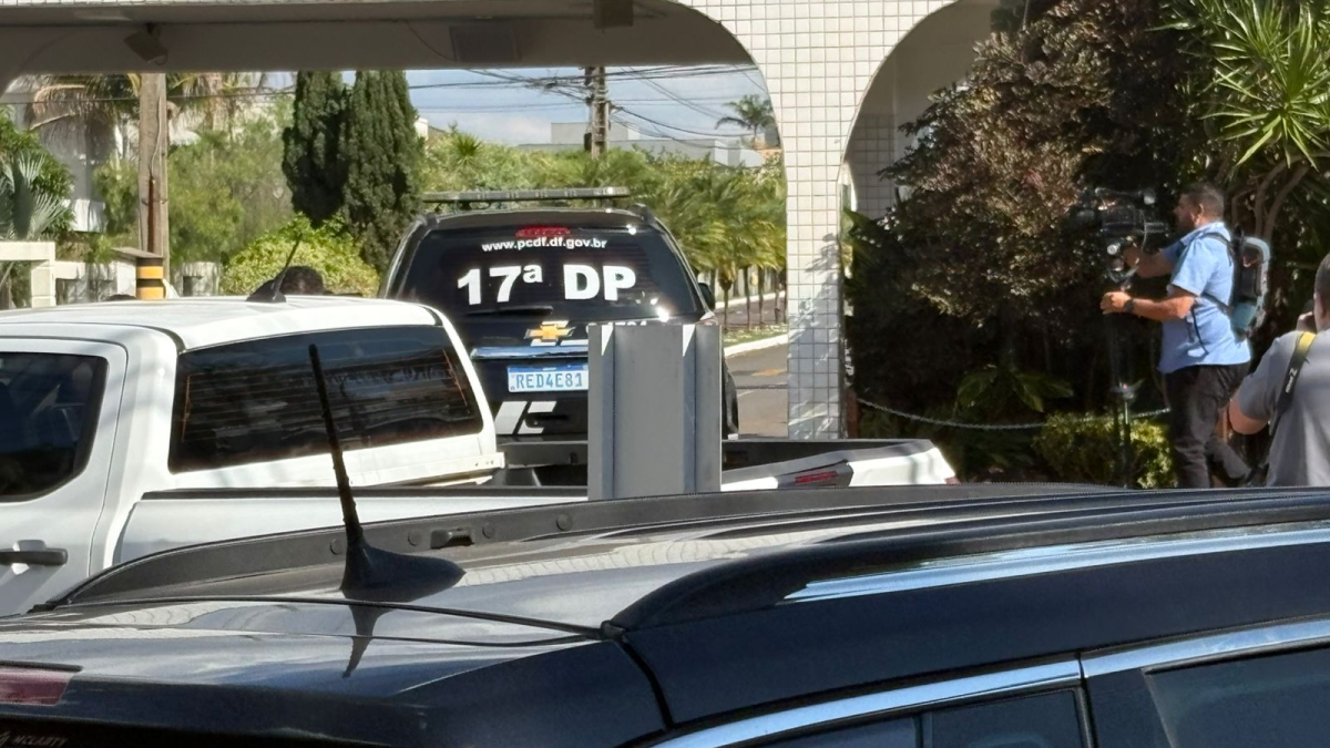 Polícia Civil do DF chega à residência de Bolsonaro para ouvi-lo sobre arma apreendida em blitz