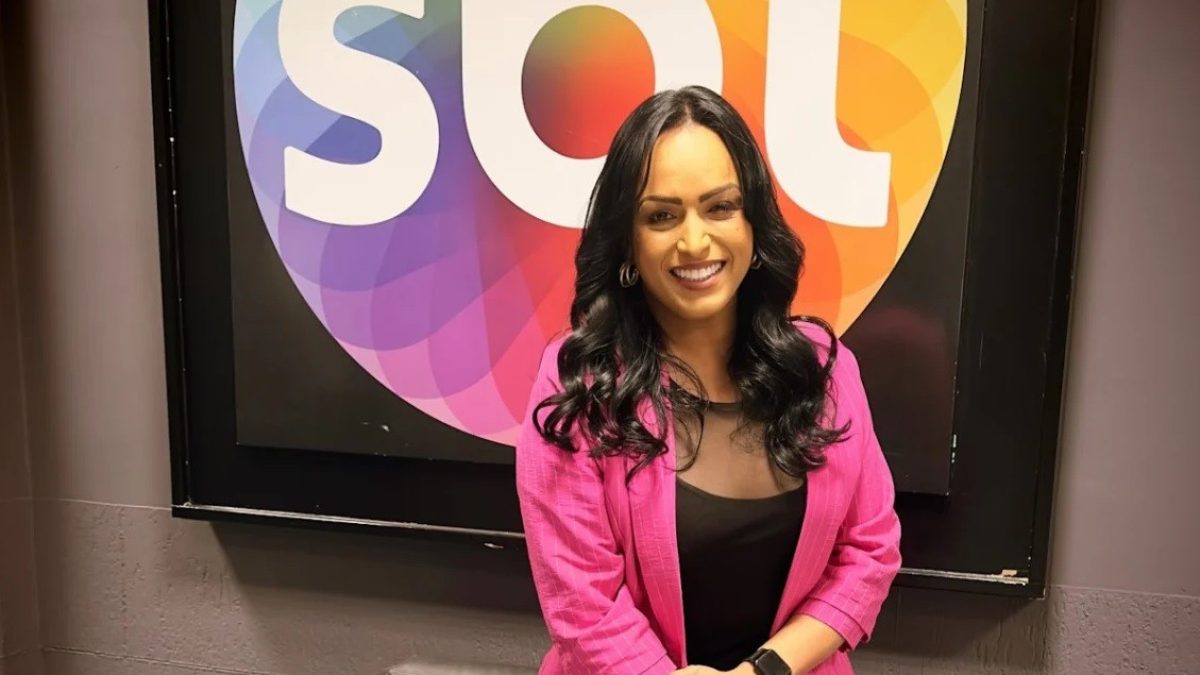 Lisa Gomes é a primeira mulher trans a apresentar telejornal no SBT News