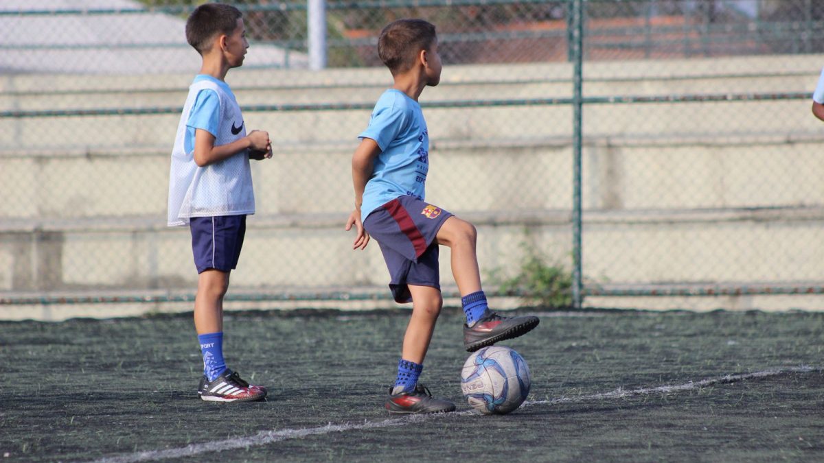 Alunos da Vila Olímpica de Ramos tentam quebrar recorde mundial de embaixadinhas