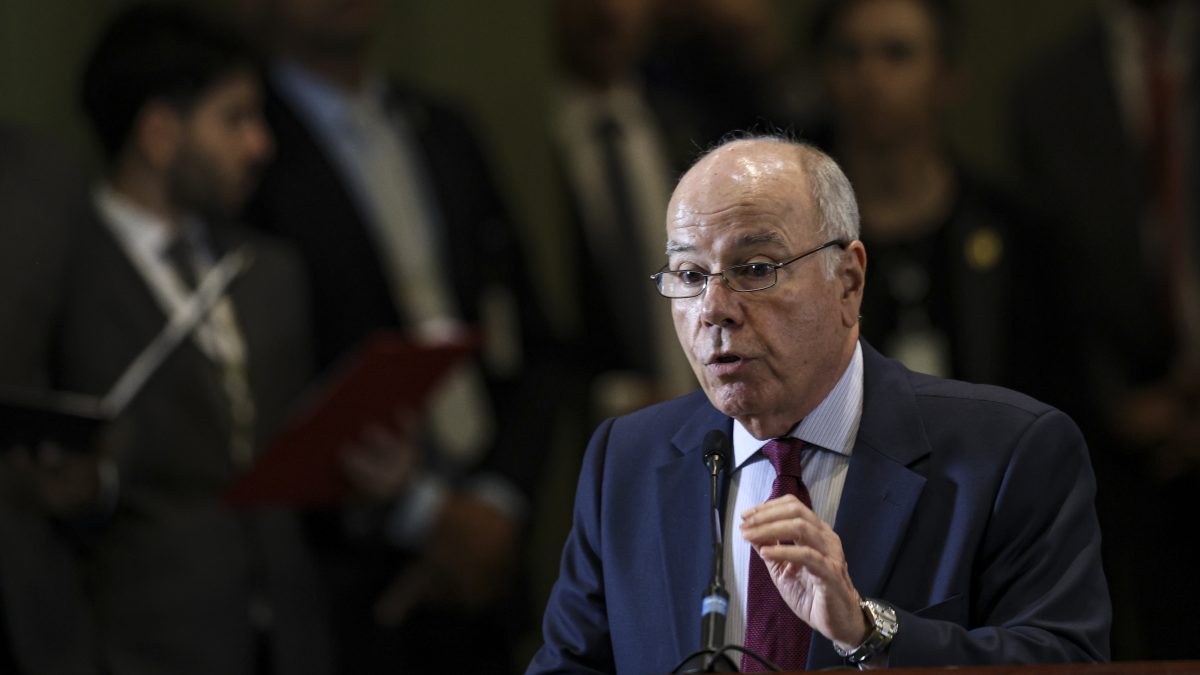 Chanceler Mauro Vieira busca aliados contra tarifaço de Trump em reunião da OCDE em Paris