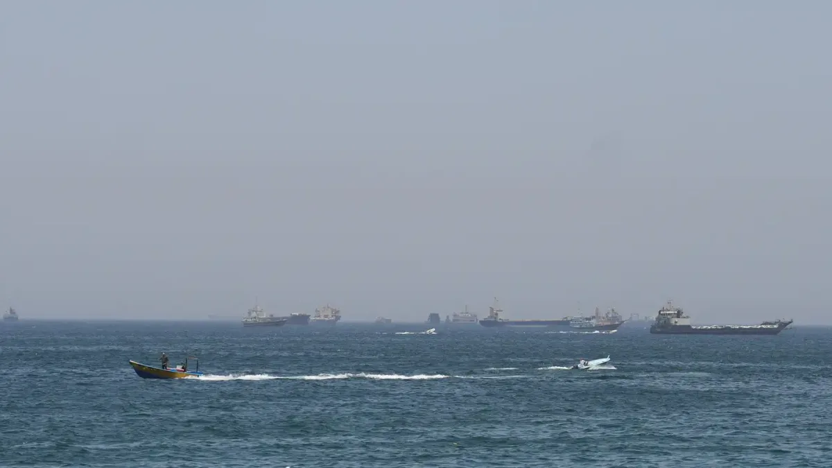 EUA realizam nova rodada de ataques contra o Irã; país fecha Estreito de Ormuz