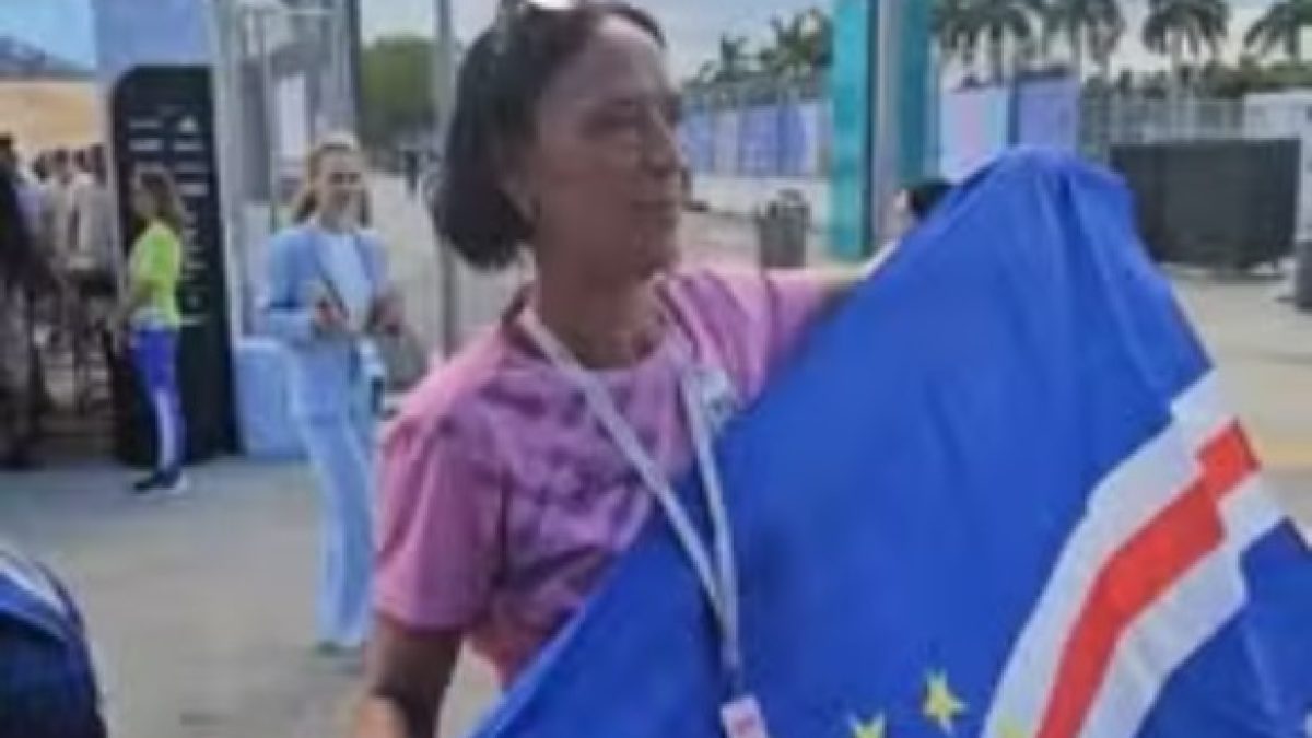 Mãe do goleiro Vozinha marca presença em Uruguai x Cabo Verde
