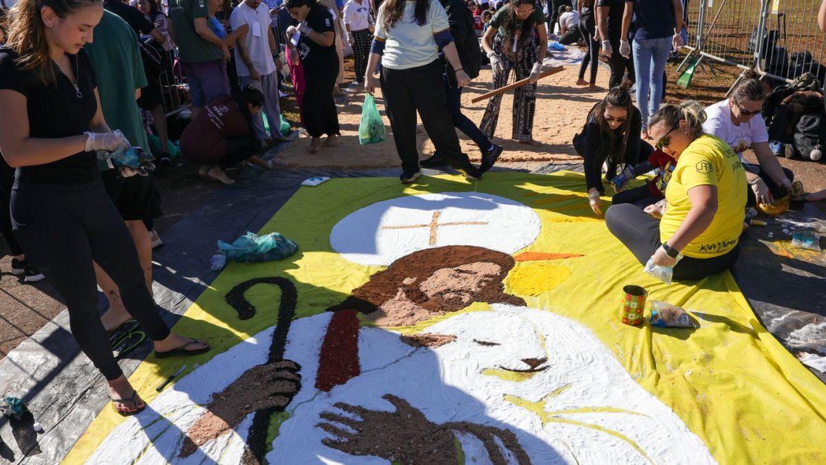 Jovens do DF trocam telas por tapetes de Corpus Christi na Esplanada
