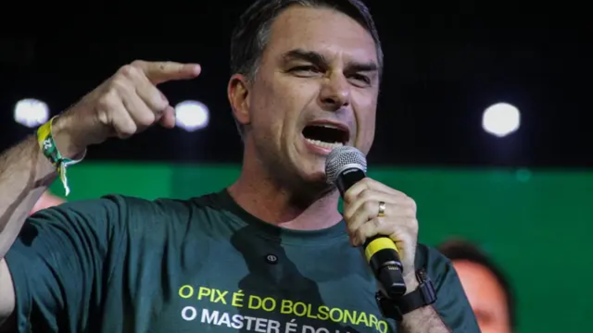 Flávio Bolsonaro divulga vídeo com IA atribuindo criação do Pix ao pai