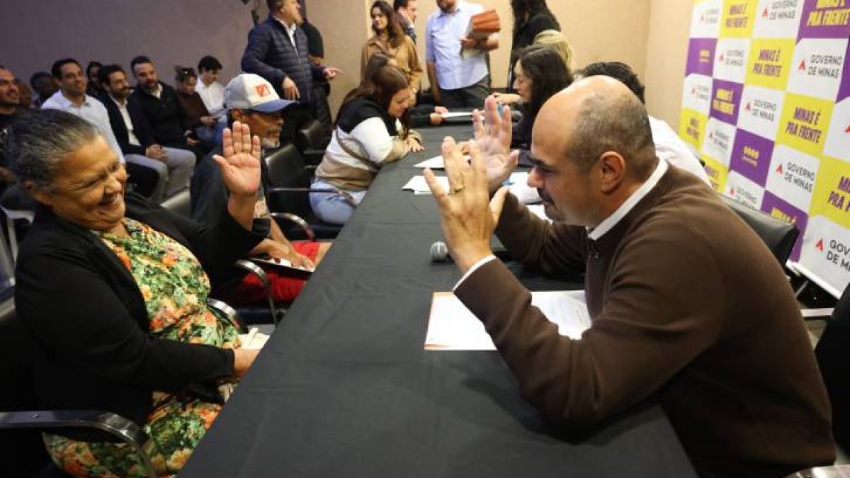 Governo de Minas entrega 80 títulos de propriedade a famílias de Contagem