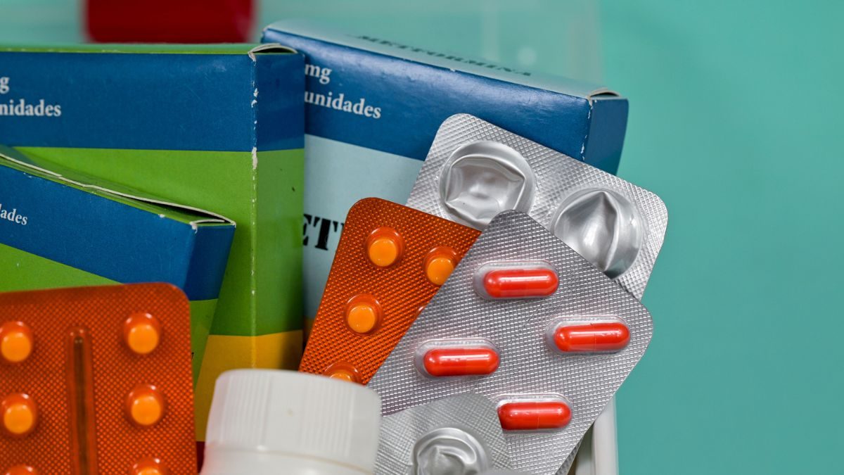 Anvisa proíbe lotes de antibióticos e determina recolhimento de medicamentos com falhas graves